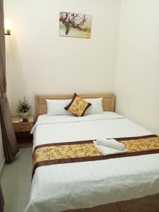 a bedroom with a large bed with two towels on it at Khách sạn Trọng Tín in Con Dao