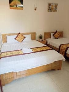 two beds in a hotel room with at Khách sạn Trọng Tín in Con Dao