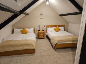 Кровать или кровати в номере Skyline Queen's suites 203
