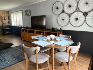 a dining room with a table and bikes on the wall at Mahalo BnB in Mapleton