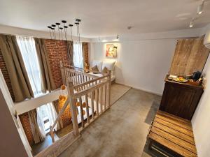 um quarto com uma escada e uma sala de estar em The Nanee em Bhaktapur