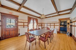 Una cocina o kitchenette en Marmora and Lake Inn and Victorian Diner