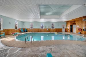 a large swimming pool in a large room at Marmora and Lake Inn and Victorian Diner in Marmora