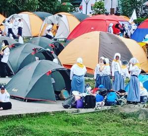 eine Gruppe von Personen, die vor Zelten stehen in der Unterkunft Puncak Camp Hills in Bogor