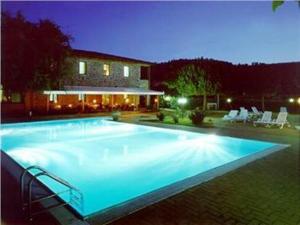 una gran piscina frente a una casa en Hotel Villalago trasimeno en Magione