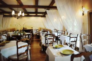 restauracja ze stołami i krzesłami z białym blatem w obiekcie Mirbeau Inn & Spa - Skaneateles w mieście Skaneateles