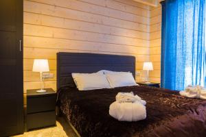 sypialnia z łóżkiem z 2 lampami i ręcznikami w obiekcie Park Hotel Kokshetau w mieście Szczuczyńsk