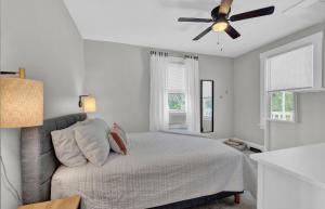 una camera con letto e ventilatore a soffitto di Cozy Cottage in the Heart of Hyde Park home a Cincinnati
