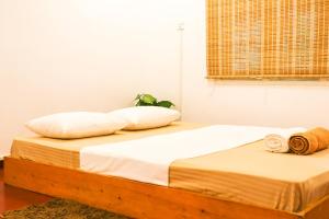 two beds sitting next to each other in a room at Bambara Ella Agro Resort & Camping in Haputale
