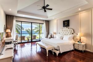 Ein Bett oder Betten in einem Zimmer der Unterkunft Vinpearl Resort & Spa Phu Quoc