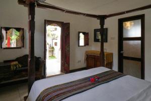 Rumah Paros & Gallery客房内的一张或多张床位