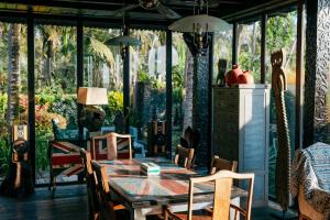 タバナンにあるMost Exotic Villa Keong Tabananのダイニングルーム(木製テーブル、椅子付)