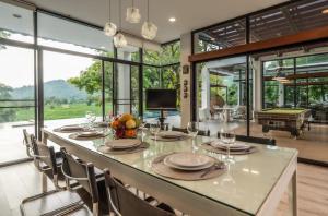 a large dining room with a table and chairs at Khaoyai Valley1 บ้านพักเขาใหญ่วัลเล่ย์1 in Mu Si