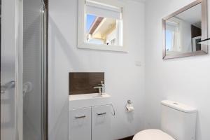 a bathroom with a toilet and a sink and a mirror at Healesville Garden Grandview in Healesville +64 photos