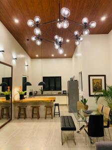 Il comprend un salon avec une table et des chaises ainsi qu'une cuisine. dans l'établissement The Great Molave DELUXE ROOM, à Cavite