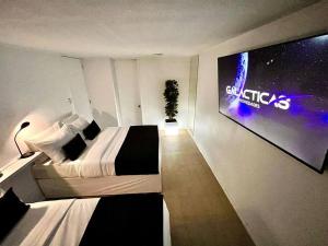 Departamento para empresas y grupos في كالاما: غرفة نوم مع سرير وتلفزيون على الحائط