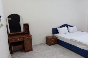 سرير أو أسرّة في غرفة في Super OYO 147 Babylon Furnished Apartment