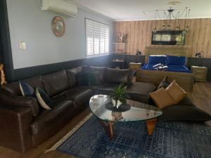 Ruang duduk di Mahalo Accomodation