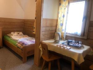 Łóżko lub łóżka w pokoju w obiekcie Camping Harenda Pokoje Gościnne i Domki