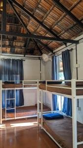Postel nebo postele na pokoji v ubytování Crossroads Hostel 1957 + 37 fotografií