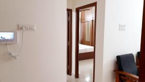 une chambre avec une porte menant à une chambre dans l'établissement Chippy Apartments No.544, à Chennai