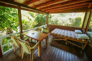 een houten terras met een tafel en stoelen erop bij Villa Zeytin in Cıralı