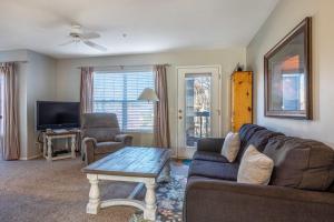 ein Wohnzimmer mit einem Sofa und einem Couchtisch in der Unterkunft Alleys 22 with Direct Deck Access in Hood River