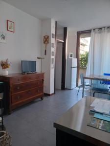 een woonkamer met een tv en een dressoir en een tafel bij Da Ramona in Iseo