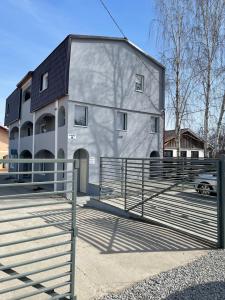 een gebouw met een hek ervoor bij Jokai Apartments Nr8, code entry in Sfântu-Gheorghe