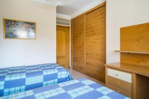 una camera con letto e cassettiera di Espectacular primera linea de playa a Torremolinos
