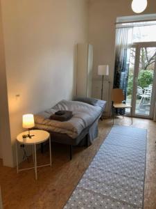 salon z łóżkiem, stołem i dywanem w obiekcie studio g -Central sunny apartment for 6 guests with terrace w mieście Düsseldorf