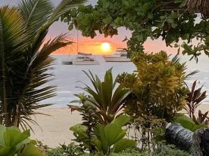 uma vista para uma praia com dois barcos na água em Family Comfort in Jamaica - Enjoy 7 miles of White Sand Beach! villa em Negril