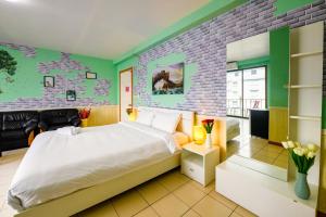 sypialnia z łóżkiem i salon w obiekcie Happy Vikings - Beachfront w mieście Jomtien Beach