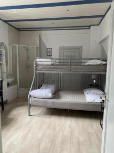 two bunk beds in a room with a bathroom at Le Rusticka in De Panne