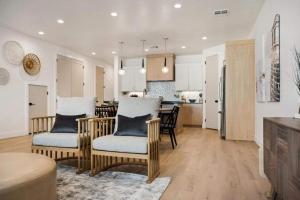 cocina y sala de estar con sillas y mesa en Laguna Beach townhouse, en Atkinville