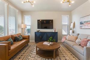 ein Wohnzimmer mit zwei Sofas und einem Couchtisch in der Unterkunft Desert Chateau townhouse in Washington