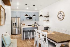 聖喬治的住宿－Anchor Oasis #87 condo，厨房以及带木桌和椅子的用餐室。