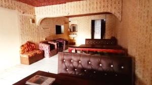 ein Zimmer mit einer Reihe von Stühlen in einem Gebäude in der Unterkunft Baba Lao Hotel in Malindi