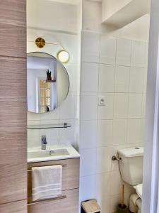 een badkamer met een wastafel en een spiegel bij La Vista in Bastia