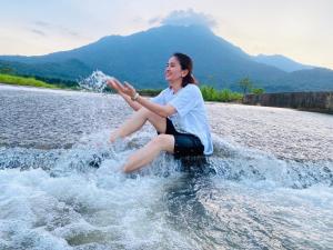 een vrouw op een plank in het water bij LaLi Home in Hanoi