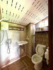 Ban Bang SaiにあるPunNa Homestay @ Bangsaiのバスルーム(トイレ、洗面台付)