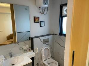 Et badeværelse på 1 bedroom self catring apartment + 3 billeder