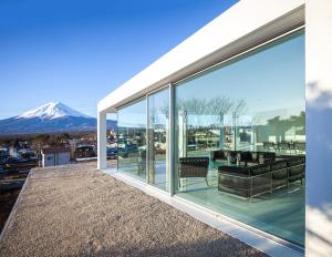 富士河口湖町にあるTHE GARDENの家のバルコニーから山の景色を望む
