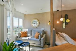 馬拉加的住宿－Apartamento a un paso del mar，客厅设有蓝色的沙发和窗户。