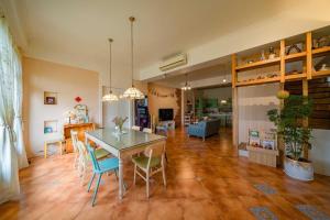 Cucina o angolo cottura di 宜蘭凱西在家親子民宿 包棟 電動麻將 飛鏢機 夏日戲水池