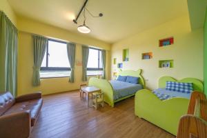 sala de estar con 2 camas y sofá en Cathy French House, en Dongshan