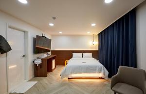 Hotel sounds tesisinde bir odada yatak veya yataklar