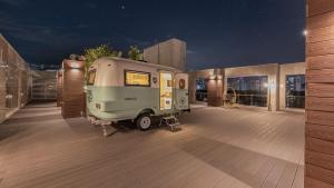 Una caravana estacionada en un patio por la noche en Yeongdo Grandbern Hotel, en Busan