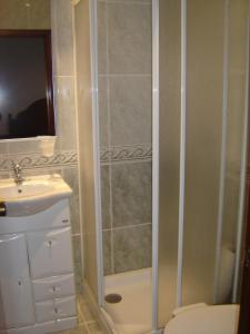 un bagno con doccia, WC e lavandino di Casa Lola Principe a Geres