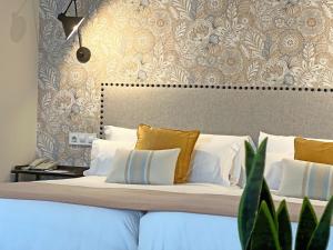 Łóżko lub łóżka w pokoju w obiekcie Itaca Sevilla by Soho Boutique